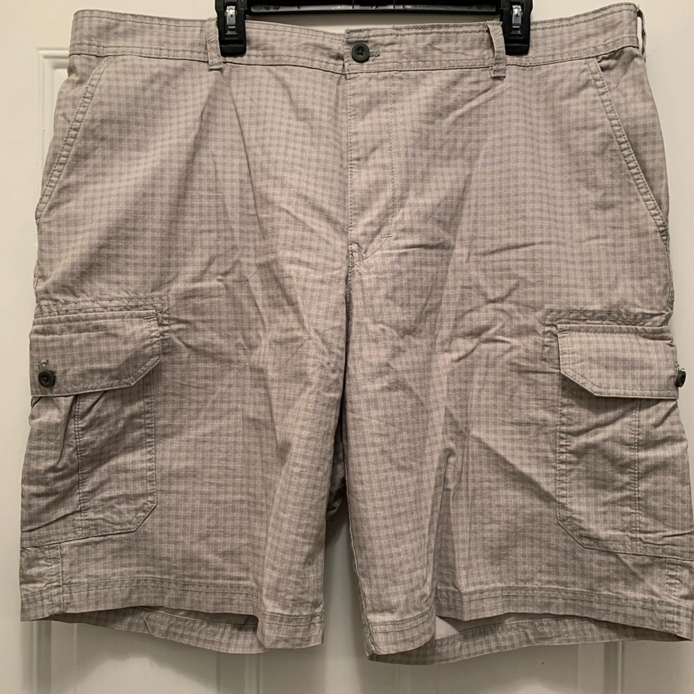 Khaki & Black light plaid cargo shorts IZOD 42 EUC